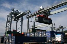 containere-stablekran-og-kran-bak-fra-terminalen-110906tt.jpg